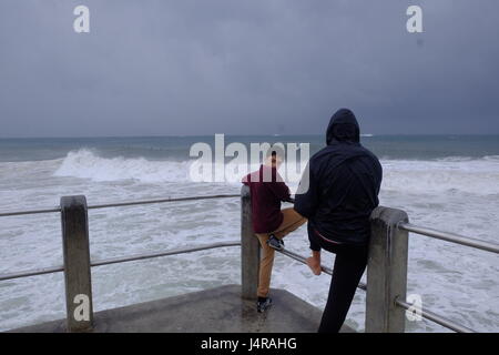 Durban,Afrique du Sud. 14 mai 2017. Les surfeurs profiter d'une grande houle créé par un grand front froid qui a balayé la côte Est de l'Afrique vu par les habitants d'une jetée. Le front froid a besoin de pluie pour le pays. Crédit : Paul Gregg/Alamy Live News. Banque D'Images