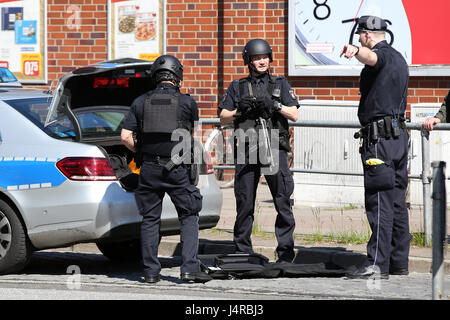 Hambourg, Allemagne. 14 mai, 2017. Les agents de police lourdement armées peut être vu lors d'une opération à Hambourg, Allemagne, 14 mai 2017. Une femme a été tiré pour blessés lors d'un litige dans le district de Jenfeld à Hambourg au début de dimanche matin. Selon la police, la femme a été touché par une balle dans la poitrine gauche et a reçu une chirurgie d'urgence dans un hôpital. Photo : Bodo Marks/dpa/Alamy Live News Banque D'Images