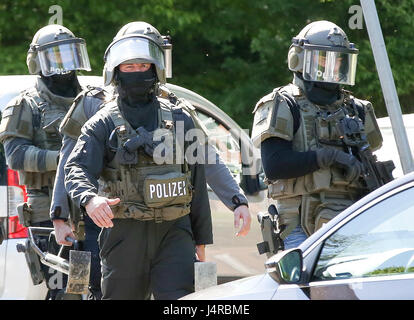 Hambourg, Allemagne. 14 mai, 2017. Forces spéciales lourdement armés (SEK) de la police peut être vu lors d'une opération à Hambourg, Allemagne, 14 mai 2017. Une femme a été tiré pour blessés lors d'un litige dans le district de Jenfeld à Hambourg au début de dimanche matin. Selon la police, la femme a été touché par une balle dans la poitrine gauche et a reçu une chirurgie d'urgence dans un hôpital. Photo : Bodo Marks/dpa/Alamy Live News Banque D'Images