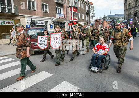 Gdansk, Pologne. 14 mai, 2017. Les gens avec les drapeaux de la Pologne et de l'organisations d'extrême droite comme les drapeaux nationaux (ONR) Camp Radical et Ruch Narodowy (mouvement national) sont vus le 14 mai 2017 à Gdansk, Pologne. Les participants paient mars honneur de Witold Pilecki qui était un soldat polonais et rotamaster dans la cavalerie polonaise d'avant-guerre. En Pologne occupée, il fonde le groupe de résistance de l'armée polonaise secrète en 1939 Credit : Michal Fludra/Alamy Live News Banque D'Images