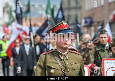 Gdansk, Pologne. 14 mai, 2017. Les gens avec les drapeaux de la Pologne et de l'organisations d'extrême droite comme les drapeaux nationaux (ONR) Camp Radical et Ruch Narodowy (mouvement national) sont vus le 14 mai 2017 à Gdansk, Pologne. Les participants paient mars honneur de Witold Pilecki qui était un soldat polonais et rotamaster dans la cavalerie polonaise d'avant-guerre. En Pologne occupée, il fonde le groupe de résistance de l'armée polonaise secrète en 1939 Credit : Michal Fludra/Alamy Live News Banque D'Images