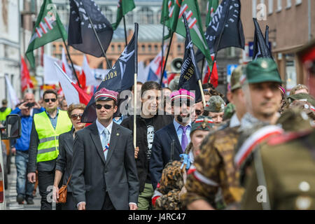 Gdansk, Pologne. 14 mai, 2017. Les gens avec les drapeaux de la Pologne et de l'organisations d'extrême droite comme les drapeaux nationaux (ONR) Camp Radical et Ruch Narodowy (mouvement national) sont vus le 14 mai 2017 à Gdansk, Pologne. Les participants paient mars honneur de Witold Pilecki qui était un soldat polonais et rotamaster dans la cavalerie polonaise d'avant-guerre. En Pologne occupée, il fonde le groupe de résistance de l'armée polonaise secrète en 1939 Credit : Michal Fludra/Alamy Live News Banque D'Images