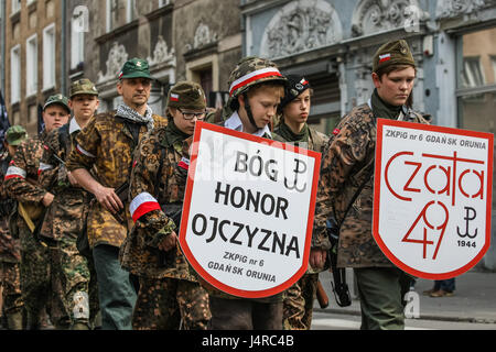 Gdansk, Pologne. 14 mai, 2017. Les gens avec les drapeaux de la Pologne et de l'organisations d'extrême droite comme les drapeaux nationaux (ONR) Camp Radical et Ruch Narodowy (mouvement national) sont vus le 14 mai 2017 à Gdansk, Pologne. Les participants paient mars honneur de Witold Pilecki qui était un soldat polonais et rotamaster dans la cavalerie polonaise d'avant-guerre. En Pologne occupée, il fonde le groupe de résistance de l'armée polonaise secrète en 1939 Credit : Michal Fludra/Alamy Live News Banque D'Images