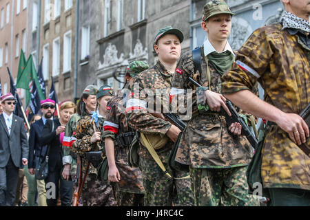 Gdansk, Pologne. 14 mai, 2017. Les gens avec les drapeaux de la Pologne et de l'organisations d'extrême droite comme les drapeaux nationaux (ONR) Camp Radical et Ruch Narodowy (mouvement national) sont vus le 14 mai 2017 à Gdansk, Pologne. Les participants paient mars honneur de Witold Pilecki qui était un soldat polonais et rotamaster dans la cavalerie polonaise d'avant-guerre. En Pologne occupée, il fonde le groupe de résistance de l'armée polonaise secrète en 1939 Credit : Michal Fludra/Alamy Live News Banque D'Images