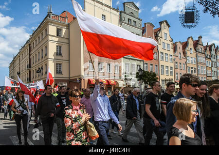 Gdansk, Pologne. 14 mai, 2017. Les gens avec les drapeaux de la Pologne et de l'organisations d'extrême droite comme les drapeaux nationaux (ONR) Camp Radical et Ruch Narodowy (mouvement national) sont vus le 14 mai 2017 à Gdansk, Pologne. Les participants paient mars honneur de Witold Pilecki qui était un soldat polonais et rotamaster dans la cavalerie polonaise d'avant-guerre. En Pologne occupée, il fonde le groupe de résistance de l'armée polonaise secrète en 1939 Credit : Michal Fludra/Alamy Live News Banque D'Images