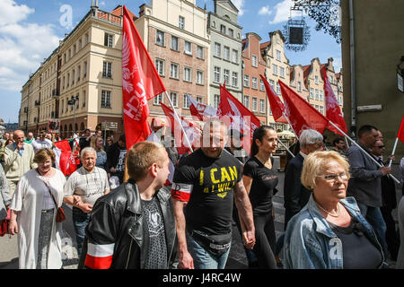 Gdansk, Pologne. 14 mai, 2017. Les gens avec les drapeaux de la Pologne et de l'organisations d'extrême droite comme les drapeaux nationaux (ONR) Camp Radical et Ruch Narodowy (mouvement national) sont vus le 14 mai 2017 à Gdansk, Pologne. Les participants paient mars honneur de Witold Pilecki qui était un soldat polonais et rotamaster dans la cavalerie polonaise d'avant-guerre. En Pologne occupée, il fonde le groupe de résistance de l'armée polonaise secrète en 1939 Credit : Michal Fludra/Alamy Live News Banque D'Images