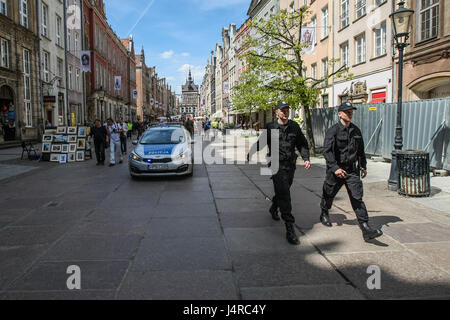 Gdansk, Pologne. 14 mai, 2017. La police polonaise KIA Ceed et voiture de police deux oficers à la rue Dluga sont vus le 14 mai 2017 à Gdansk, Pologne. Les participants paient mars honneur de Witold Pilecki qui était un soldat polonais et rotamaster dans la cavalerie polonaise d'avant-guerre. En Pologne occupée, il fonde le groupe de résistance de l'armée polonaise secrète en 1939 Credit : Michal Fludra/Alamy Live News Banque D'Images