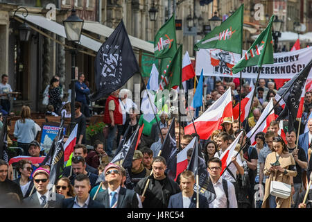 Gdansk, Pologne. 14 mai, 2017. Les gens avec les drapeaux de la Pologne et de l'organisations d'extrême droite comme les drapeaux nationaux (ONR) Camp Radical et Ruch Narodowy (mouvement national) sont vus le 14 mai 2017 à Gdansk, Pologne. Les participants paient mars honneur de Witold Pilecki qui était un soldat polonais et rotamaster dans la cavalerie polonaise d'avant-guerre. En Pologne occupée, il fonde le groupe de résistance de l'armée polonaise secrète en 1939 Credit : Michal Fludra/Alamy Live News Banque D'Images