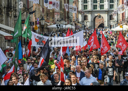 Gdansk, Pologne. 14 mai, 2017. Les gens avec les drapeaux de la Pologne et de l'organisations d'extrême droite comme les drapeaux nationaux (ONR) Camp Radical et Ruch Narodowy (mouvement national) sont vus le 14 mai 2017 à Gdansk, Pologne. Les participants paient mars honneur de Witold Pilecki qui était un soldat polonais et rotamaster dans la cavalerie polonaise d'avant-guerre. En Pologne occupée, il fonde le groupe de résistance de l'armée polonaise secrète en 1939 Credit : Michal Fludra/Alamy Live News Banque D'Images