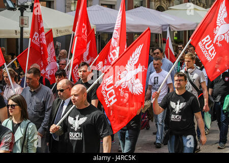 Gdansk, Pologne. 14 mai, 2017. Les gens avec les drapeaux de la Pologne et de l'organisations d'extrême droite comme les drapeaux nationaux (ONR) Camp Radical et Ruch Narodowy (mouvement national) sont vus le 14 mai 2017 à Gdansk, Pologne. Les participants paient mars honneur de Witold Pilecki qui était un soldat polonais et rotamaster dans la cavalerie polonaise d'avant-guerre. En Pologne occupée, il fonde le groupe de résistance de l'armée polonaise secrète en 1939 Credit : Michal Fludra/Alamy Live News Banque D'Images