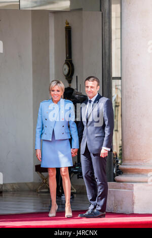 Paris, France. 14 mai, 2017. Emmanuel Macron et sa femme Brigitte en haut de l'escalier de l'Elysée. Emmanuel Macron inauguration comme le nouveau président à l'Elysée à Paris, France, le 14 mai 2017. Credit : Phanie/Alamy Live News Banque D'Images