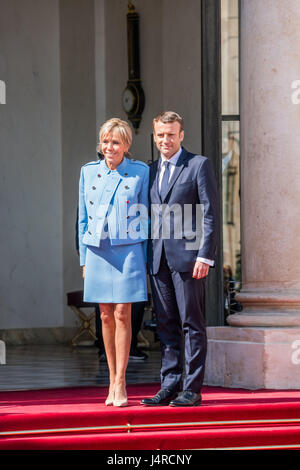 Paris, France. 14 mai, 2017. Emmanuel Macron et sa femme Brigitte en haut de l'escalier de l'Elysée. Emmanuel Macron inauguration comme le nouveau président à l'Elysée à Paris, France, le 14 mai 2017. Credit : Phanie/Alamy Live News Banque D'Images
