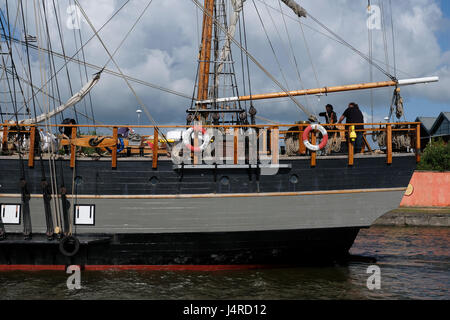 Gloucester, Royaume-Uni. 14 mai, 2017. Trois-mâts barque, comte de Pembroke docks Gloucester feuilles après une courte période de réparations et entretien en cale sèche. Credit:Chris Poole/Alamy Live News Crédit : Chris Poole/Alamy Live News Banque D'Images