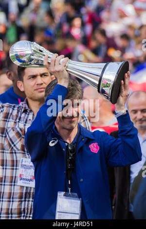 Paris, France. 14 mai 2017. Les joueurs du Stade Français Paris le défilé de la Coupe Challenge trophy autour de leur terre d'accueil, Stade Jean Bouin. Ils ont battu Gloucester 25 - 17 l'Ecosse à Murrayfield, à remporter le trophée. Credit : Elsie Kibue / Alamy Live News Banque D'Images