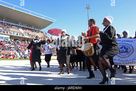 Windhoek, Namibie. 14 mai, 2017. Un musicien de tambour et les membres de l'église de chanter dans le stade de Windhoek, Namibie, le 14 mai 2017. Plus de 9 000 personnes ont célébré le 500e anniversaire de la réforme dans la capitale namibienne le dimanche. La messe dans le stade de Windhoek a eu lieu dans le cadre des 7 jours de l'assemblée générale de la Fédération luthérienne mondiale (FLM). Photo : Gioia Forster/dpa/Alamy Live News Banque D'Images