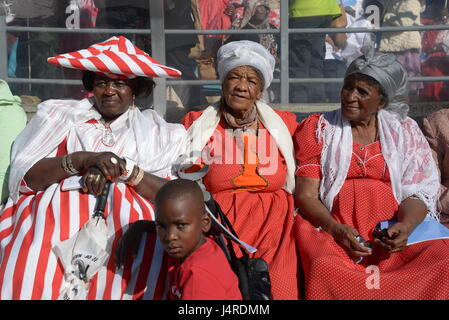 Windhoek, Namibie. 14 mai, 2017. Henriette Gaoses (r) assis avec des amis dans le stade à Windhoek, Namibie, le 14 mai 2017. Plus de 9 000 personnes ont célébré le 500e anniversaire de la réforme dans la capitale namibienne le dimanche. La messe dans le stade de Windhoek a eu lieu dans le cadre des 7 jours de l'assemblée générale de la Fédération luthérienne mondiale (FLM). Photo : Gioia Forster/dpa/Alamy Live News Banque D'Images