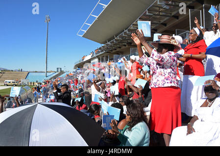 Windhoek, Namibie. 14 mai, 2017. Les gens célèbrent et la tape dans le stade de Windhoek, Namibie, le 14 mai 2017. Plus de 9 000 personnes ont célébré le 500e anniversaire de la réforme dans la capitale namibienne le dimanche. La messe dans le stade de Windhoek a eu lieu dans le cadre de la 7-jour de l'assemblée générale de la Fédération luthérienne mondiale (FLM) Photo : Gioia Forster/dpa/Alamy Live News Banque D'Images