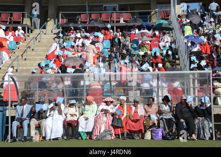 Windhoek, Namibie. 14 mai, 2017. Henriette Gaoses assis avec d'autres chrétiens dans le stade à Windhoek, Namibie, le 14 mai 2017. Plus de 9 000 personnes ont célébré le 500e anniversaire de la réforme dans la capitale namibienne le dimanche. La messe dans le stade de Windhoek a eu lieu dans le cadre de la 7-jour de l'assemblée générale de la Fédération luthérienne mondiale (FLM) Photo : Gioia Forster/dpa/Alamy Live News Banque D'Images