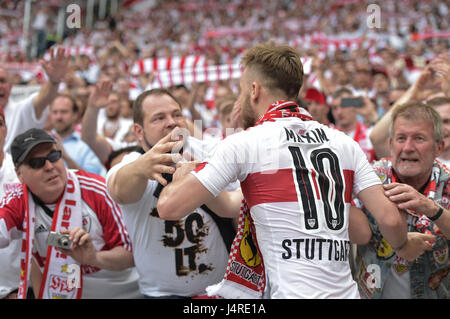 Stuttgart, Alexandru Maxim avec les fans après leur défaite 1:0 dans le 2e match de football Bundesliga allemande entre Hanovre 96 et le VfB Stuttgart à l'IDH Arena de Hanovre, Allemagne, 14 mai 2017. (CONDITIONS D'EMBARGO - ATTENTION : En raison de l'accréditation, le LDF guidlines n'autorise la publication et l'utilisation de jusqu'à 15 photos par correspondance sur internet et dans les médias en ligne pendant le match.) Photo : Silas Stein/dpa Banque D'Images