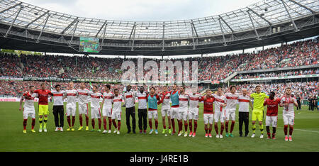 Photo des fans de Stuttgart après leur défaite dans le 2e match de football Bundesliga allemande entre Hanovre 96 et le VfB Stuttgart à l'IDH Arena de Hanovre, Allemagne, 14 mai 2017. (CONDITIONS D'EMBARGO - ATTENTION : En raison de l'accréditation, le LDF guidlines n'autorise la publication et l'utilisation de jusqu'à 15 photos par correspondance sur internet et dans les médias en ligne pendant le match.) Photo : Silas Stein/dpa Banque D'Images