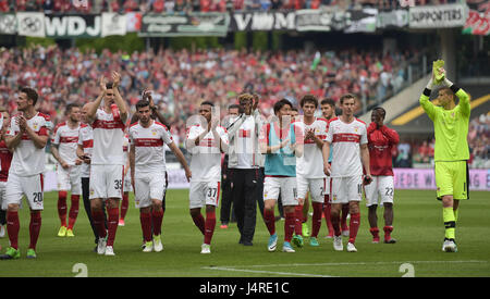 La photo de l'équipe de Stuttgart après leur défaite 1:0 dans le 2e match de football Bundesliga allemande entre Hanovre 96 et le VfB Stuttgart à l'IDH Arena de Hanovre, Allemagne, 14 mai 2017. (CONDITIONS D'EMBARGO - ATTENTION : En raison de l'accréditation, le LDF guidlines n'autorise la publication et l'utilisation de jusqu'à 15 photos par correspondance sur internet et dans les médias en ligne pendant le match.) Photo : Silas Stein/dpa Banque D'Images