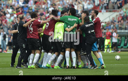 L'équipe d'Hanovre le célèbre la victoire dans le 2e match de football Bundesliga allemande entre Hanovre 96 et le VfB Stuttgart à l'IDH Arena de Hanovre, Allemagne, 14 mai 2017. (CONDITIONS D'EMBARGO - ATTENTION : En raison de l'accréditation, le LDF guidlines n'autorise la publication et l'utilisation de jusqu'à 15 photos par correspondance sur internet et dans les médias en ligne pendant le match.) Photo : Silas Stein/dpa Banque D'Images