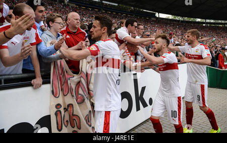 Les joueurs de Stuttgart avec les fans après leur défaite lors de la 2e Bundesliga allemande match de foot entre Hanovre 96 et le VfB Stuttgart à l'IDH Arena de Hanovre, Allemagne, 14 mai 2017. (CONDITIONS D'EMBARGO - ATTENTION : En raison de l'accréditation, le LDF guidlines n'autorise la publication et l'utilisation de jusqu'à 15 photos par correspondance sur internet et dans les médias en ligne pendant le match.) Photo : Silas Stein/dpa Banque D'Images