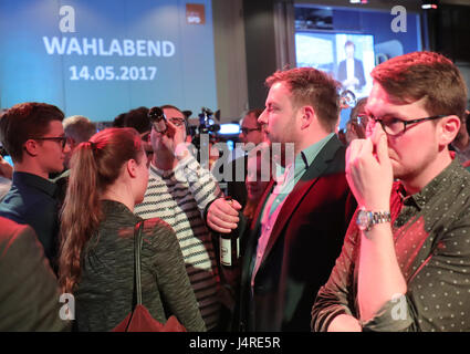 Düsseldorf, Allemagne. 14 mai, 2017. Des partisans du parti SPD après les premiers résultats de l'élection SPD parti à Duesseldorf, Allemagne, 14 mai 2017. Photo : Michael Kappeler/dpa/Alamy Live News Banque D'Images