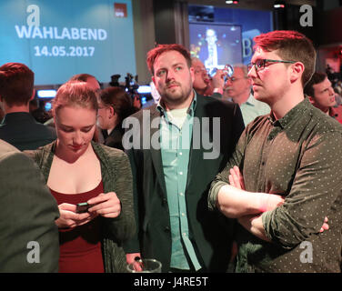 Düsseldorf, Allemagne. 14 mai, 2017. Des partisans du parti SPD après les premiers résultats de l'élection SPD parti à Duesseldorf, Allemagne, 14 mai 2017. Photo : Michael Kappeler/dpa/Alamy Live News Banque D'Images