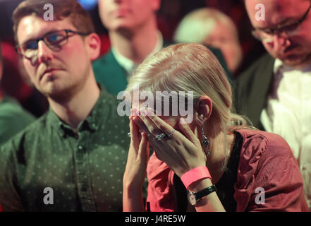 Düsseldorf, Allemagne. 14 mai, 2017. Des partisans du parti SPD regarder les résultats proviennent en partie de l'élection à la DSF à Duesseldorf, Allemagne, 14 mai 2017. Photo : Michael Kappeler/dpa/Alamy Live News Banque D'Images