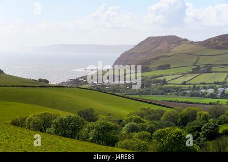 Bridport, Dorset, UK. 14 mai 2017. Météo britannique. Vue vers le bouchon de l'or près de Bridport Eype vers le bas dans le Dorset sur un après-midi ensoleillé à 2 mn pour Golden Cap. Crédit photo : Graham Hunt/Alamy Live News Banque D'Images