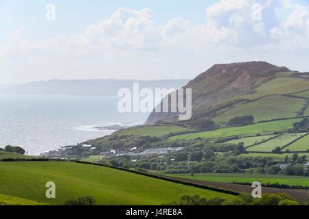 Bridport, Dorset, UK. 14 mai 2017. Météo britannique. Vue vers le bouchon de l'or près de Bridport Eype vers le bas dans le Dorset sur un après-midi ensoleillé à 2 mn pour Golden Cap. Crédit photo : Graham Hunt/Alamy Live News Banque D'Images