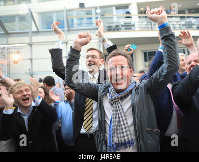 Düsseldorf, Allemagne. 14 mai, 2017. Des partisans du parti FDP réagir à la première les résultats à l'élection de FDP parti à Duesseldorf, Allemagne, 14 mai 2017. Photo : Marcel Kusch/dpa/Alamy Live News Banque D'Images