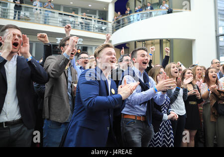 Düsseldorf, Allemagne. 14 mai, 2017. Des partisans du parti FDP réagir à la première les résultats à l'élection de FDP parti à Duesseldorf, Allemagne, 14 mai 2017. Photo : Marcel Kusch/dpa/Alamy Live News Banque D'Images