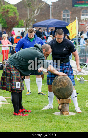 Glasgow, Royaume-Uni. 14 mai, 2017. Gourock Highland Games ont eu lieu avec des centaines de tambours et cornemuseurs, 'lourd' et danseurs écossais de partout au pays pour venir concurrencer dans les premiers Jeux de la saison. C'est une date importante dans le calendrier écossais comme c'est le premier jeux après l'hiver et l'occasion de célébrer le sport traditionnel écossais, de la musique et de la danse. Credit : Findlay/Alamy Live News Banque D'Images