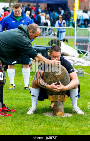 Glasgow, Royaume-Uni. 14 mai, 2017. Gourock Highland Games ont eu lieu avec des centaines de tambours et cornemuseurs, 'lourd' et danseurs écossais de partout au pays pour venir concurrencer dans les premiers Jeux de la saison. C'est une date importante dans le calendrier écossais comme c'est le premier jeux après l'hiver et l'occasion de célébrer le sport traditionnel écossais, de la musique et de la danse. Credit : Findlay/Alamy Live News Banque D'Images