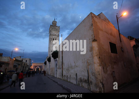 Maroc, Fès, ville, Vieille Ville, Medina, centre, mosquée, Lane, minaret, soir, Banque D'Images