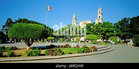 Le Mexique, Yucatan, Merida, cathédrale, parc, église, clochers, parc, arbres, arbustes, vert, drapeau, personne, Banque D'Images