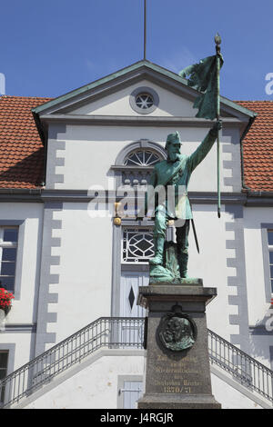 Allemagne, Quakenbrück, paroisse de velours genre pays, vallée du lièvre, Oldenburg pays de cathédrale, Basse-Saxe, le marché, l'hôtel de ville, de classicisme, mémorial de guerre, Banque D'Images