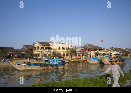 Vietnam, Hoi An, en vue de la ville et Thu bon flux, bateaux, femme, aucun modèle libération, Banque D'Images