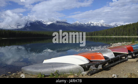 Lake, tranquillement, le matin, à l'image de réglage, port, bateaux, boisé, horizon, paysages de montagne, des nuages en lambeaux, Canada, province, l'Alberta, Parc National de Jasper, Rocheuses, Patricia Lake, Banque D'Images