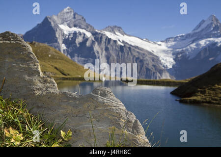 Perspective, comparatif de taille, la pierre, des paysages de montagne, l'omble de Alpsee, la Suisse, les Alpes Bernoises, Grindelwald, météo Horn (3692 m), à l'avertisseur sonore (peur de 4078 m), Banque D'Images