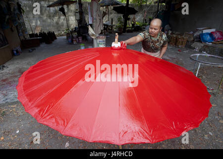 La Thaïlande, Chiang Mai, Bo, chanson Umbrella Village, l'homme, la production de papier, écran d'affichage, couleur, rouge, le modèle ne libération, Banque D'Images