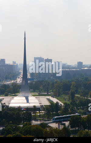 Moscou, Russie, le 14 septembre 2009 : paysage de ville à partir d'une vue à vol d'oiseau. Sculpture d'une fusée. Banque D'Images