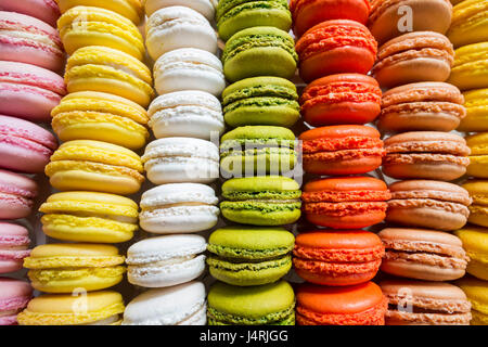 Rangées de macarons colorés Banque D'Images