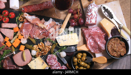 Vue d'en haut d'un plateau de charcuterie (viande séchée), jambon, salami, fromage et pâté Banque D'Images