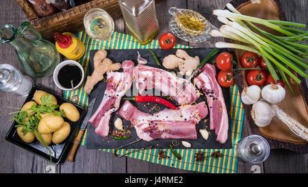 Vue du haut vers le bas d'ingrédients pour de délicieuses côtes de porc braisé roi collante Banque D'Images