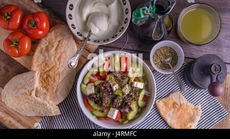 Vue du haut vers le bas d'un frais, sain, bio salade grecque Banque D'Images