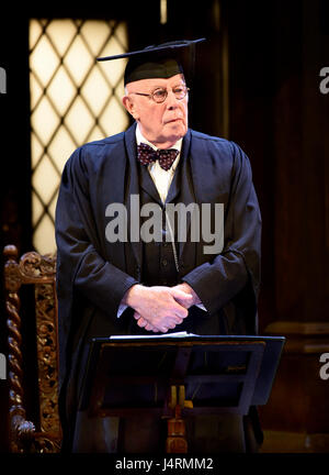 Richard Wilson jouant le proviseur dans Alan Bennett's play sur quarante ans, Chichester Festival Theatre, Chichester, Sussex, UK. 25.04.2017. Banque D'Images