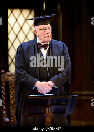 Richard Wilson jouant le proviseur dans Alan Bennett's play sur quarante ans, Chichester Festival Theatre, Chichester, Sussex, UK. 25.04.2017. Banque D'Images